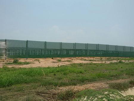 Barrera rompevientos para campos solares